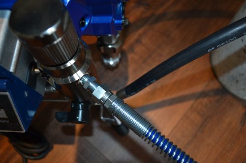 Comprobar conexión entre máquina airless y manguera de alta presión